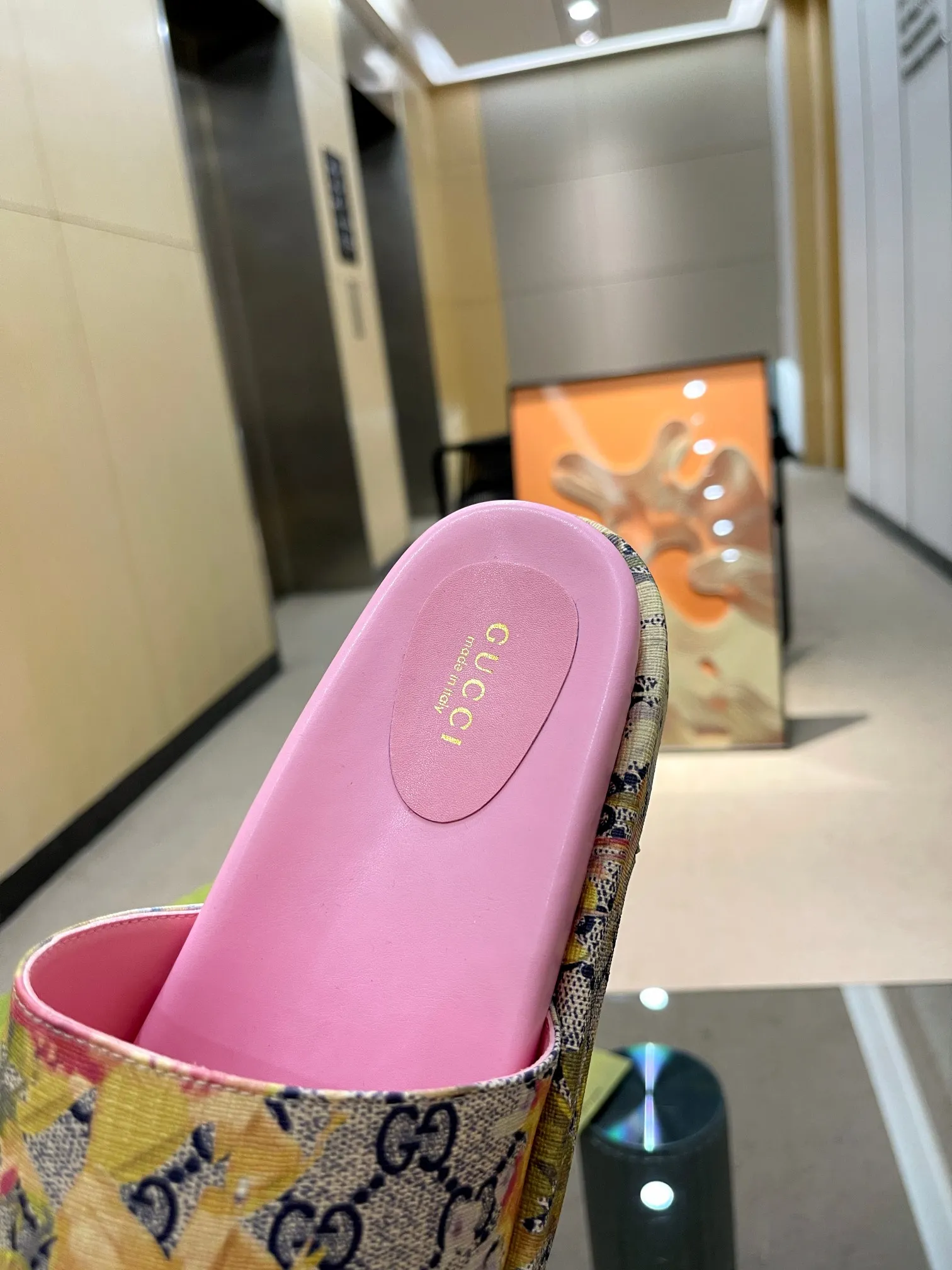 👟👟Ex-factory price 400👟👟 Shipped throughout the year, 200 colors] Gucci’s latest limited edition thick-soled slippers. Top quality for sale. Purchase genuine product for development. The material and workmanship are consistent with the original. Upper: original special printing process. Lining: dyed sheepskin. Outsole: Italian private model outsole. Size: 35-43M standard size. 41, 42, 43 are also customized and cannot be returned. Sole thickness: 5.5cm. Forefoot 4cm.